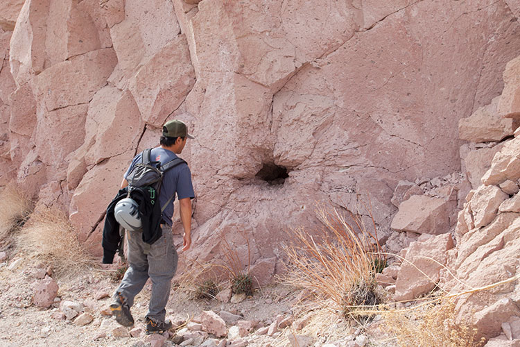 Steve discovers a rock anus